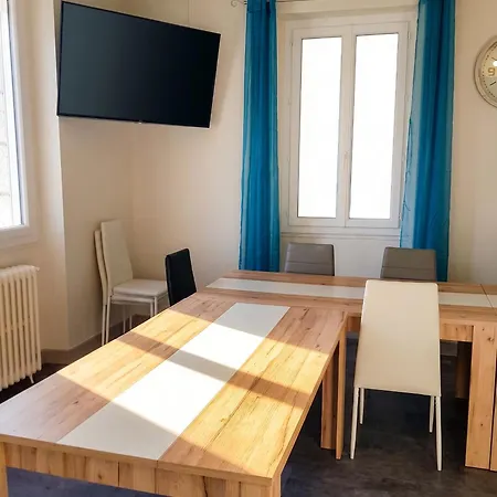 Maison Spacieuse A Avec Grand Jardin Et Terrasse Montsalvy