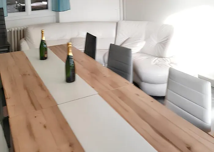 Maison Spacieuse à Avec Grand Jardin Et Terrasse Montsalvy