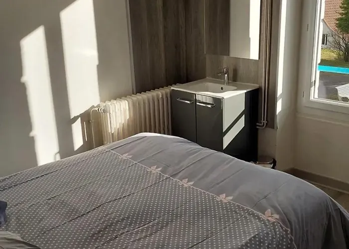 Maison Spacieuse à Avec Grand Jardin Et Terrasse Montsalvy